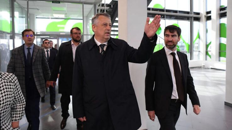 Губернатор Ленинградской области Александр Дрозденко во время посещения Северо-Западного нанотехнологического центра Губернатор Ленинградской области Александр Дрозденко во время посещения Северо-Западного нанотехнологического центра - РИА Новости, 1920, 16.09.2020