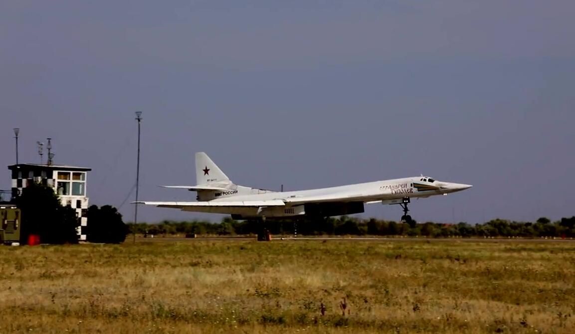 Стратегический ракетоносец Ту-160 садится после выполненного планового полета над нейтральными водами Балтийского моря. Стоп-кадр видео Стратегический ракетоносец Ту-160 садится после выполненного планового полета над нейтральными водами Балтийского моря. Стоп-кадр видео - РИА Новости, 1920, 17.12.2021