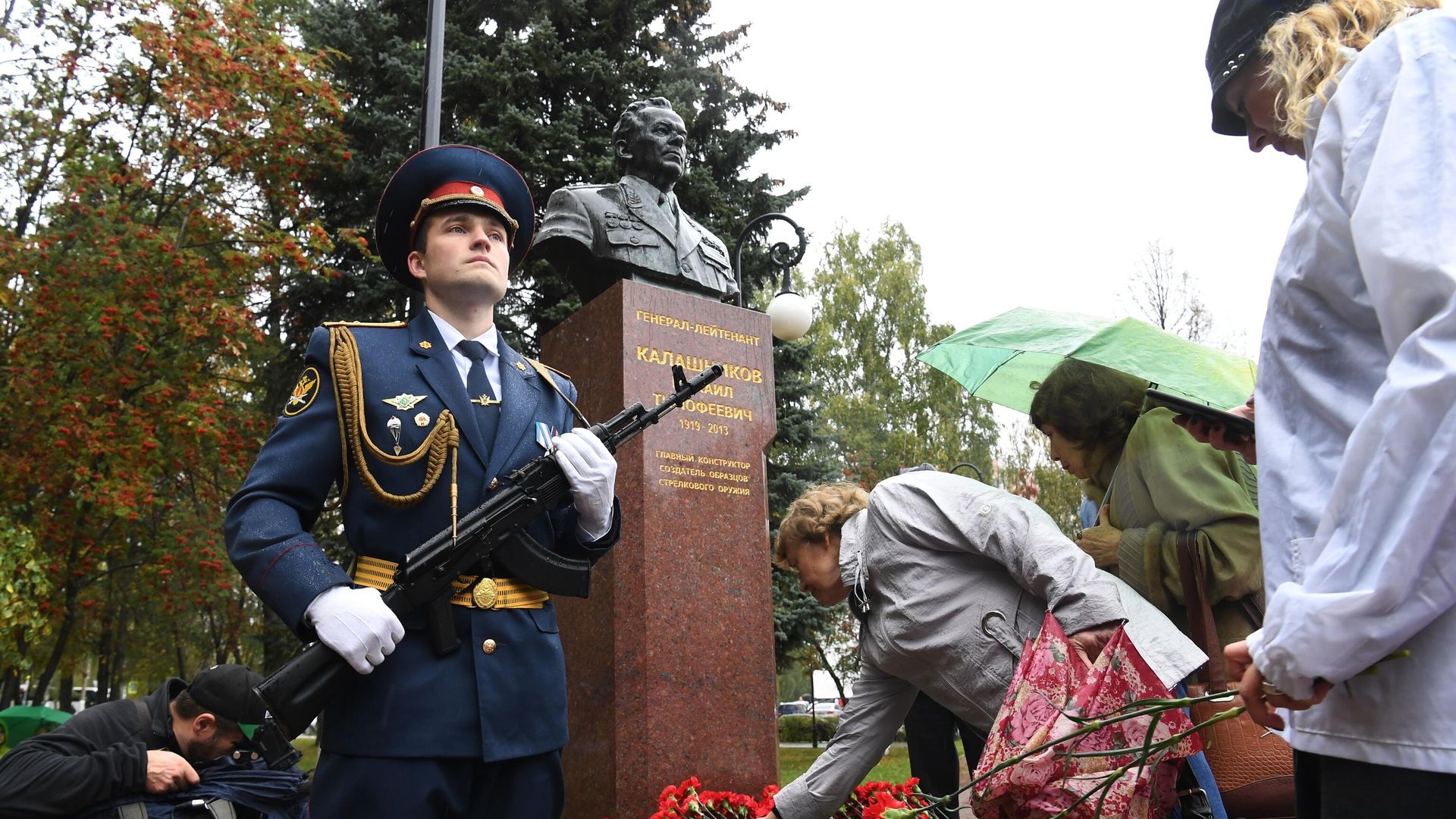 Возложение цветов к бюсту конструктора стрелкового оружия Михаила Калашникова в Ижевск Возложение цветов к бюсту конструктора стрелкового оружия Михаила Калашникова в Ижевск - РИА Новости, 1920, 19.09.2020