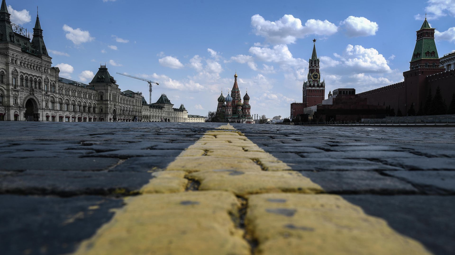 Пустынная Красная площадь в Москве во время режима самоизоляции жителей Пустынная Красная площадь в Москве во время режима самоизоляции жителей - РИА Новости, 1920, 02.10.2020