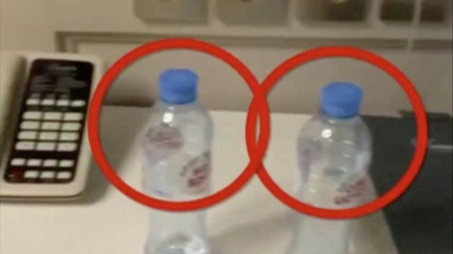 Бутылки с водой в номере отеля в Томске, где останавливался Алексей Навальный