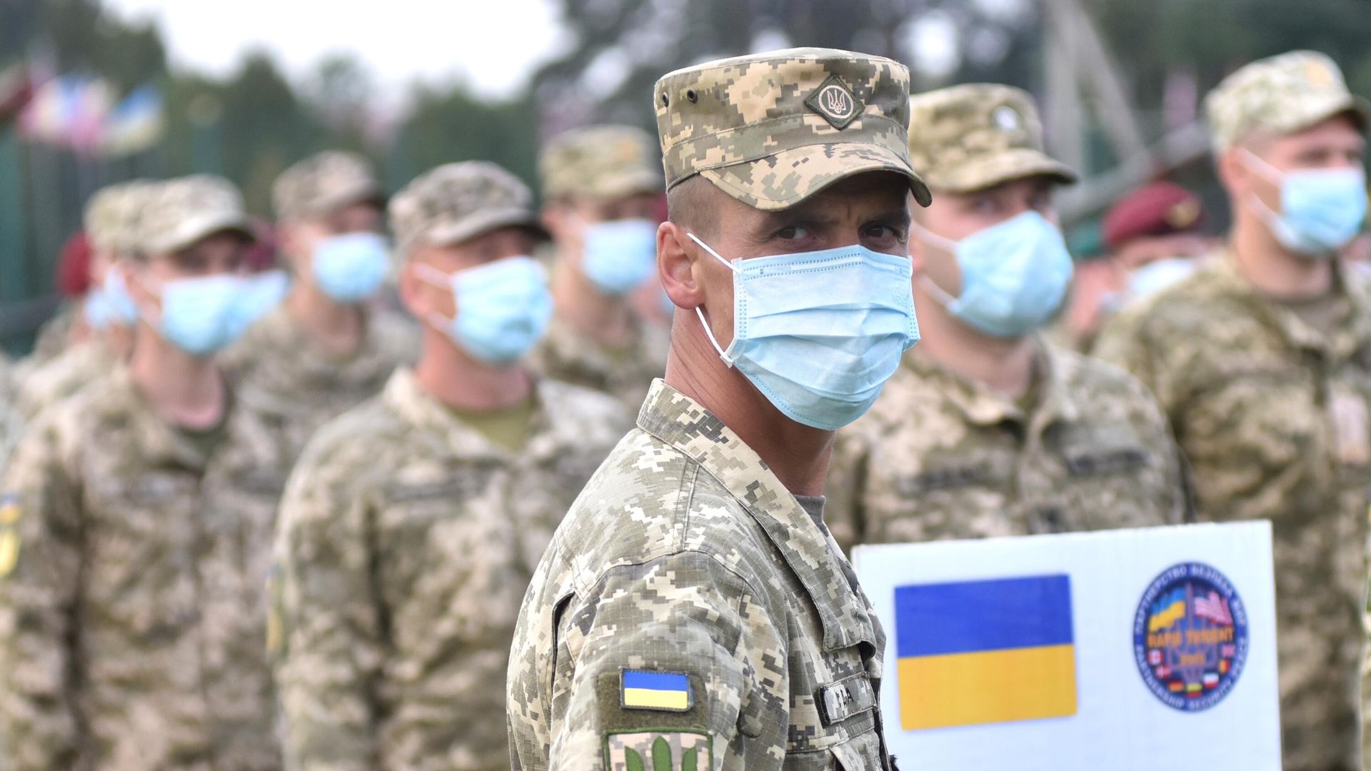 Военнослужащие Украины на церемонии открытия военных совместных военных учений Украины и стран НАТО Rapid Trident-2020 Военнослужащие Украины на церемонии открытия военных совместных военных учений Украины и стран НАТО Rapid Trident-2020 - РИА Новости, 1920, 20.04.2021