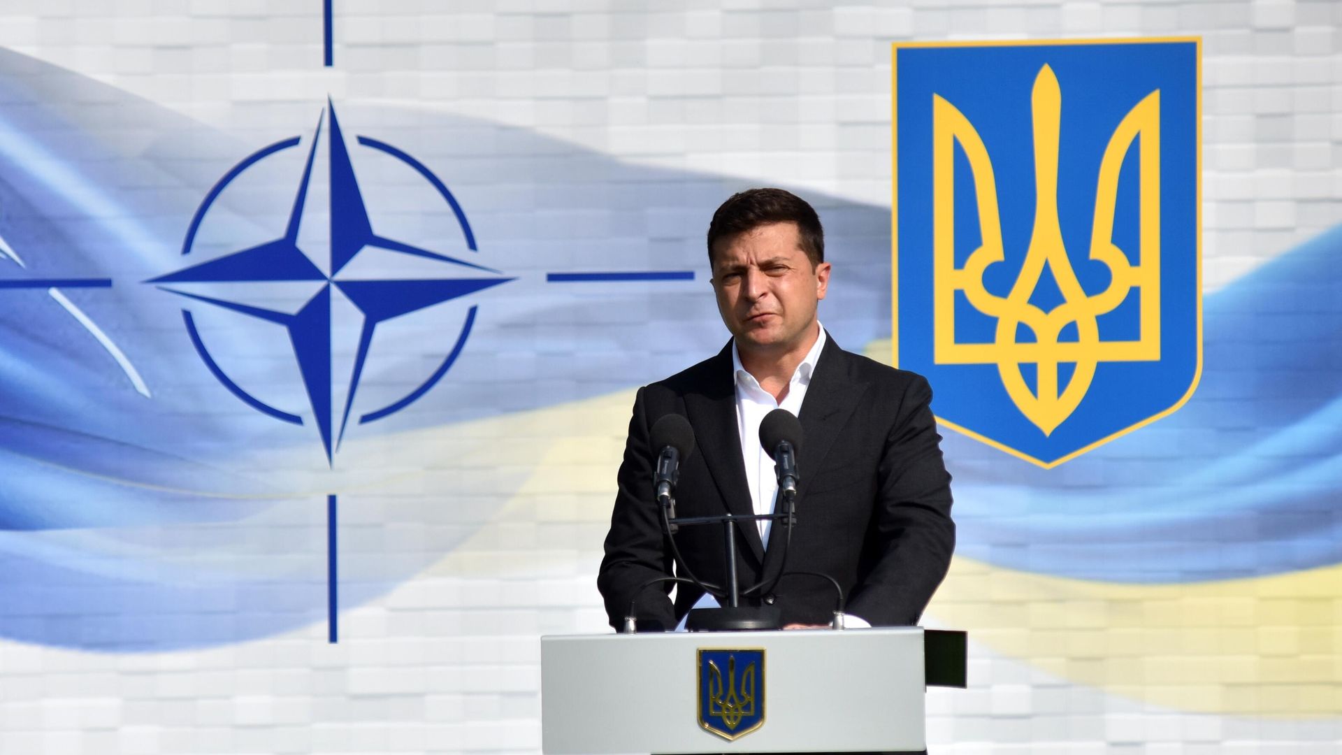 Президент Украины Владимир Зеленский на церемонии открытия совместных военных учений Украины и стран НАТО Rapid Trident 2020 на Яворском полигоне во Львовской области - РИА Новости, 1920, 29.10.2020