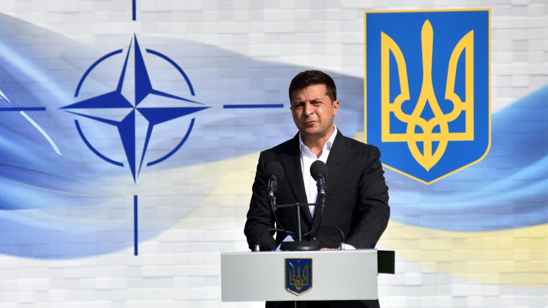 Президент Украины Владимир Зеленский на церемонии открытия совместных военных учений Украины и стран НАТО Rapid Trident 2020 на Яворском полигоне во Львовской области Президент Украины Владимир Зеленский на церемонии открытия совместных военных учений Украины и стран НАТО Rapid Trident 2020 на Яворском полигоне во Львовской области - РИА Новости, 1920, 09.01.2022