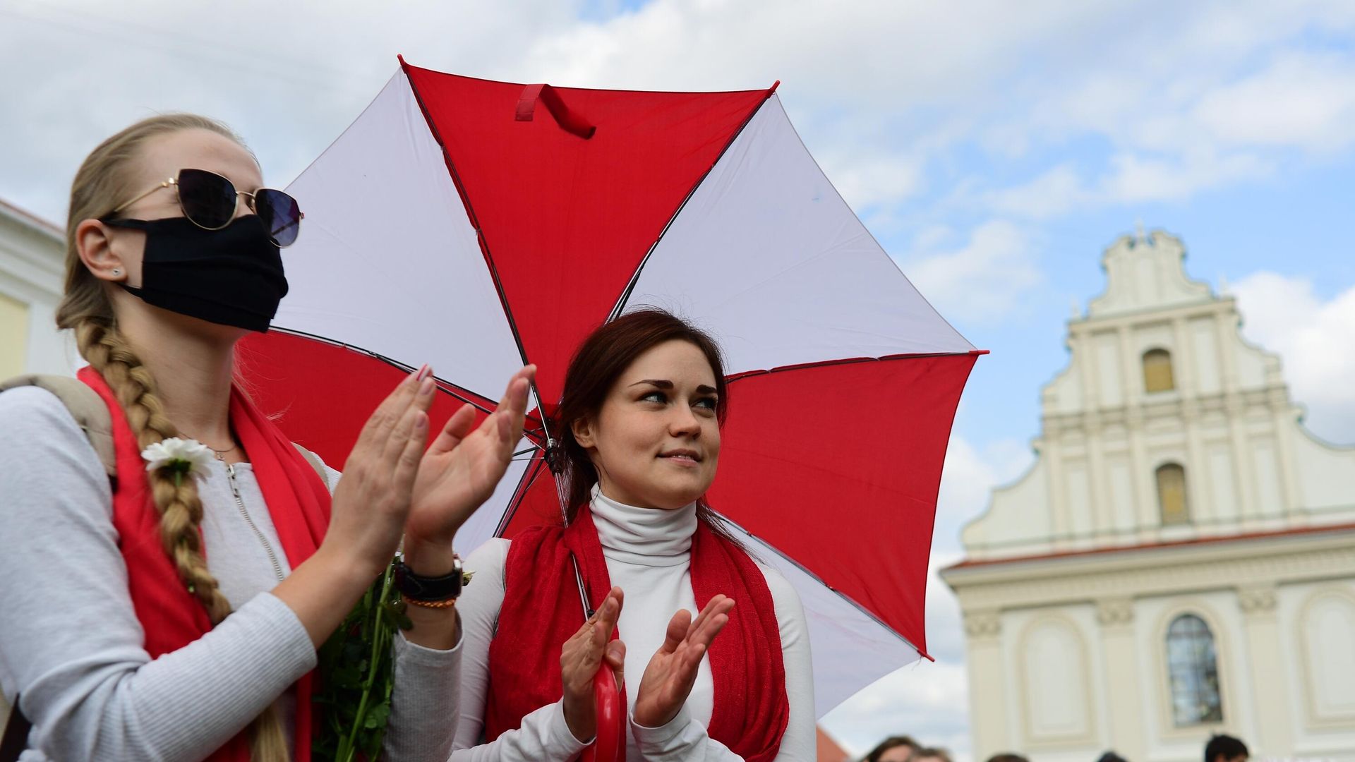 Участницы несанкционированного женского марша Подруга за подругу на площади Свободы в Минске Участницы несанкционированного женского марша Подруга за подругу на площади Свободы в Минске - РИА Новости, 1920, 18.09.2020