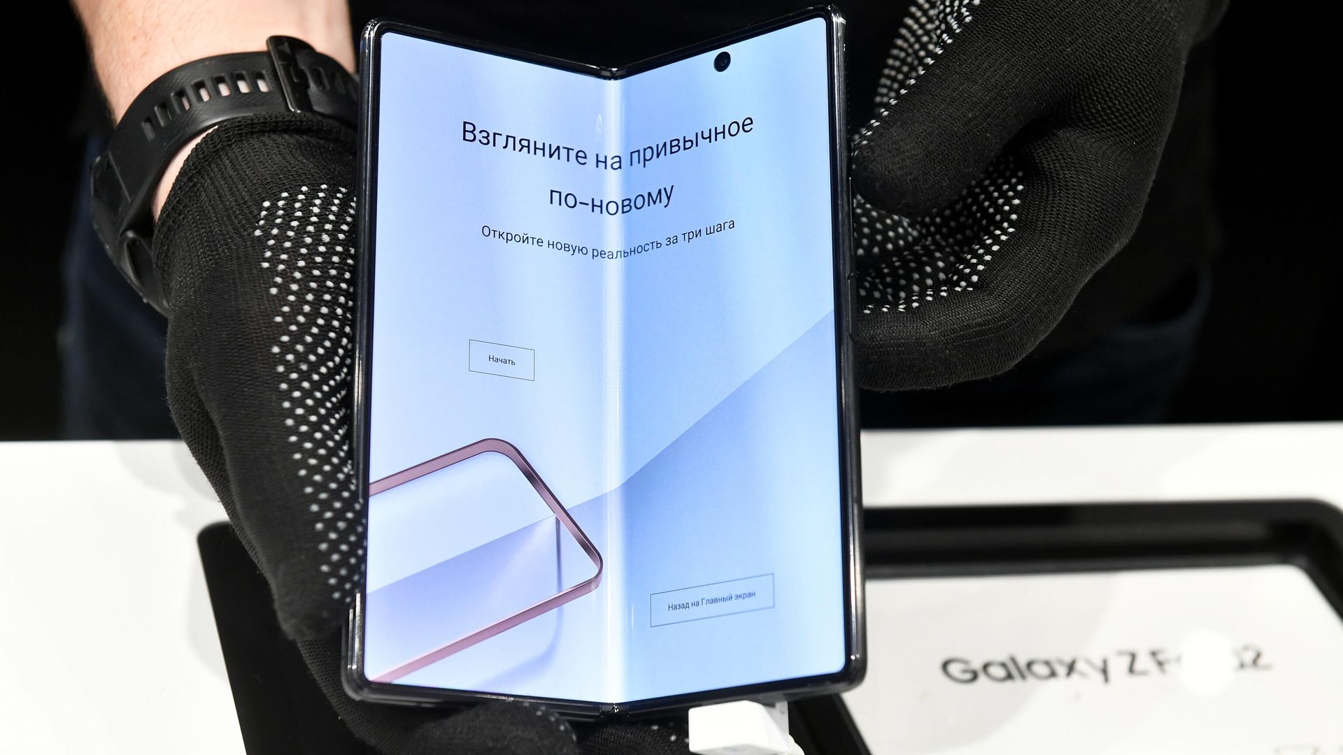 Новый смартфон с гибким экраном Samsung Galaxy Z Fold2 Новый смартфон с гибким экраном Samsung Galaxy Z Fold2 - РИА Новости, 1920, 01.07.2021
