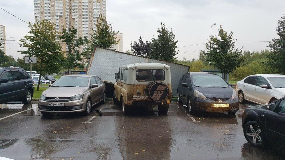 Сорванный ветром с места гараж-ракушка в Москве. 17 сентября 2020 Сорванный ветром с места гараж-ракушка в Москве. 17 сентября 2020 - РИА Новости, 1920, 18.09.2020