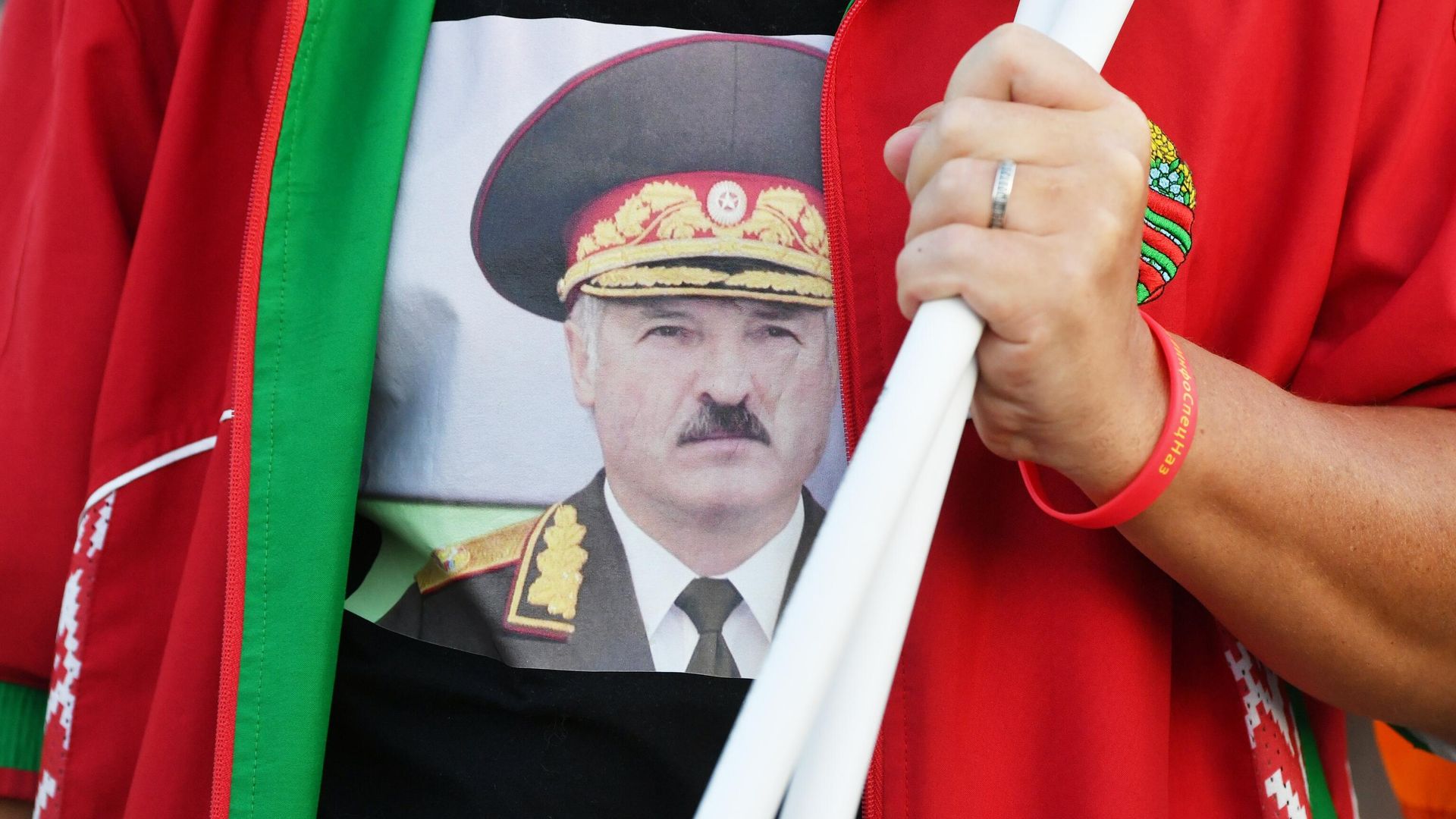 Портрет президента Белоруссии Александра Лукашенко на футболке участницы акции в поддержку действующей власти в Минске - РИА Новости, 1920, 18.09.2020