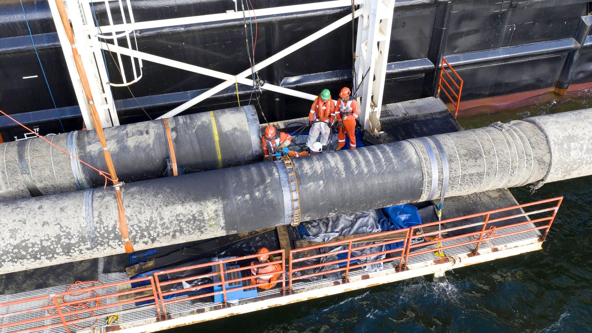 Надводная сварка захлестного стыка во время строительства газопровода Северный поток-2 Надводная сварка захлестного стыка во время строительства газопровода Северный поток-2 - РИА Новости, 1920, 22.07.2021