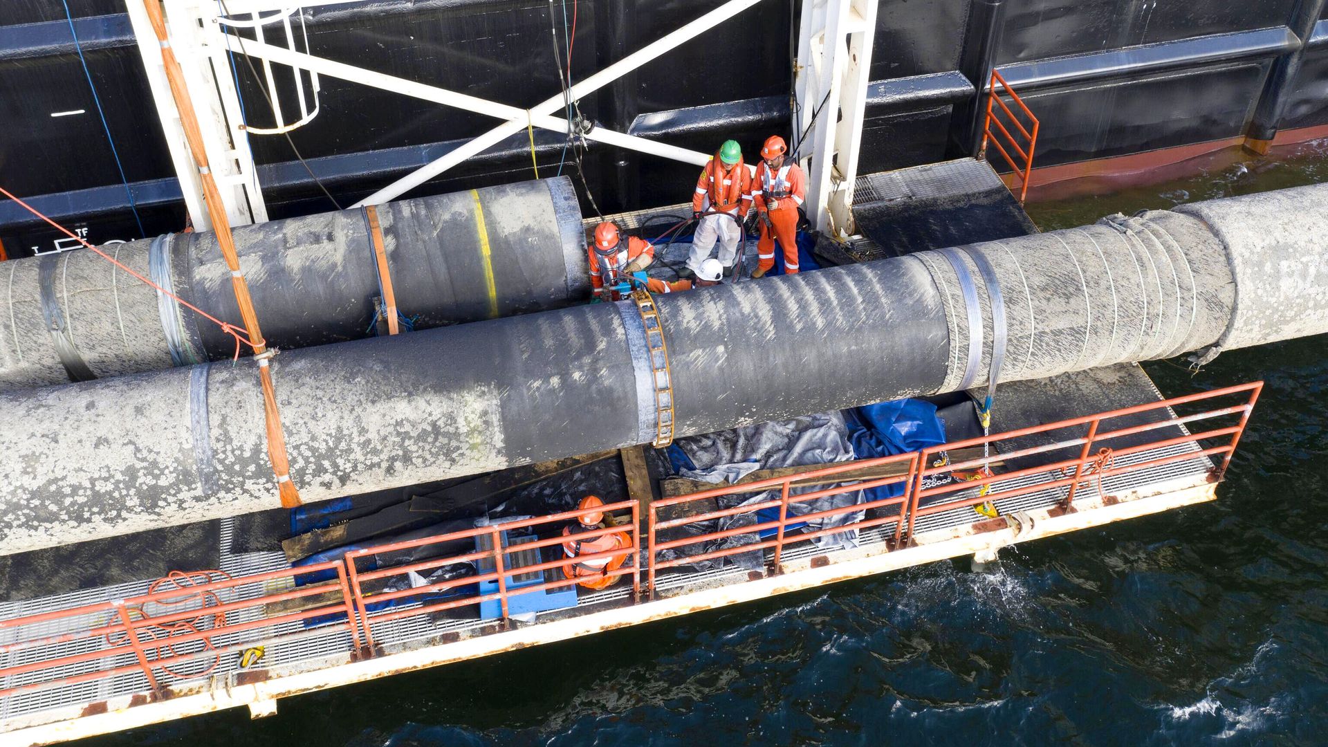 Надводная сварка захлестного стыка во время строительства газопровода Северный поток-2 Надводная сварка захлестного стыка во время строительства газопровода Северный поток-2 - РИА Новости, 1920, 23.10.2020