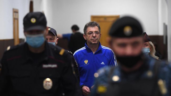 Экс-руководитель Союза биатлонистов России и глава Центра спортивной подготовки (ЦСП) сборных команд России Александр Кравцов в Басманном суде Москвы