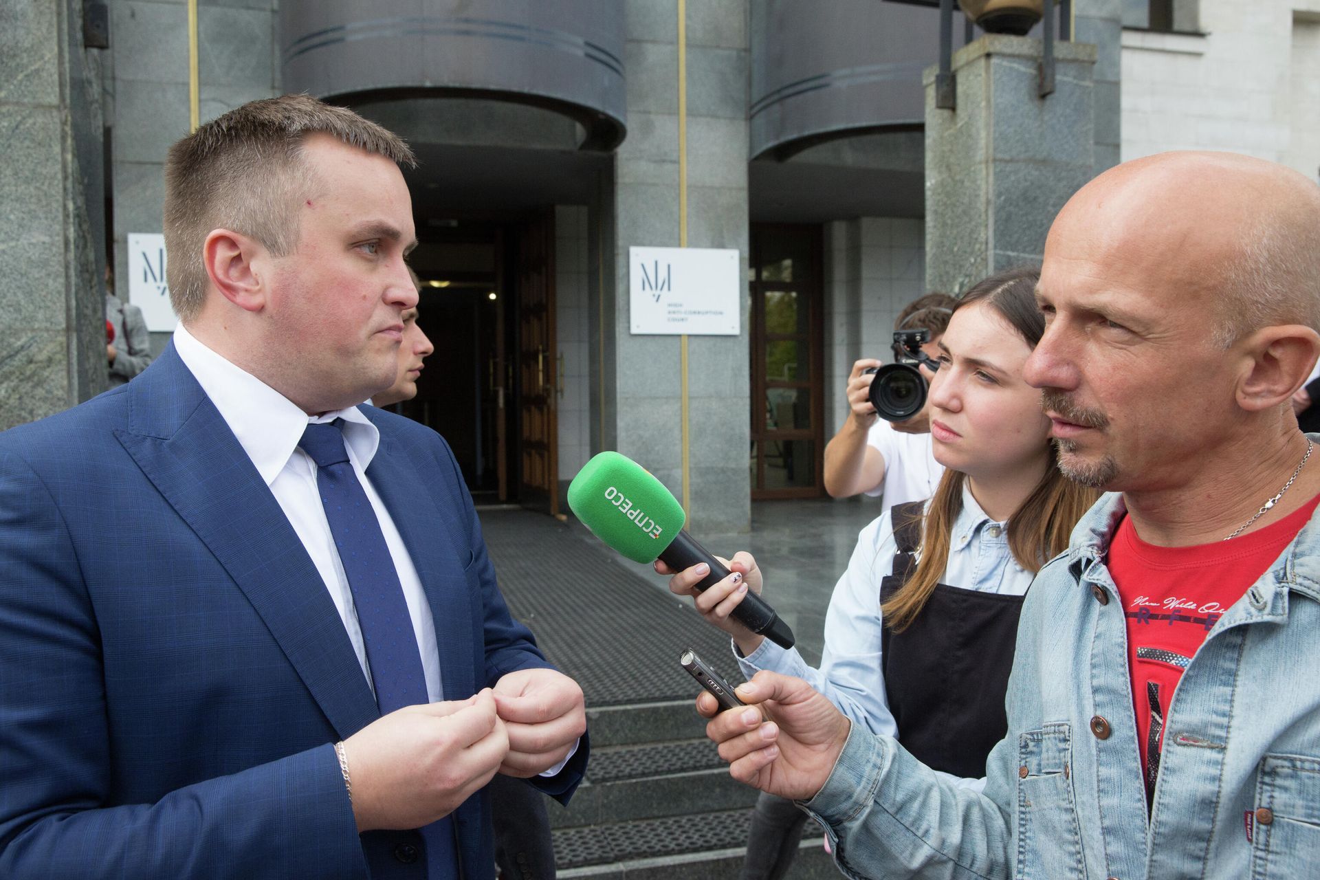 Назар Холодницкий во время интервью у здания Высшего антикоррупционного суда Украины в Киеве Назар Холодницкий во время интервью у здания Высшего антикоррупционного суда Украины в Киеве - РИА Новости, 1920, 18.09.2020