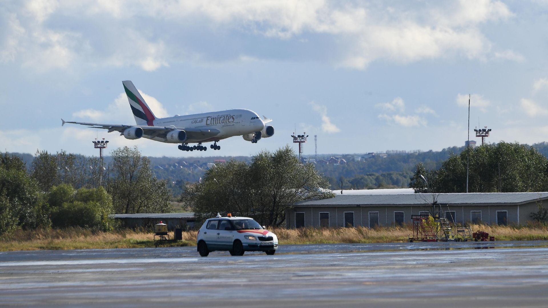Самолет Airbus A380 авиакомпании Emirates Airlines заходит на посадку в аэропорту Домодедово - РИА Новости, 1920, 28.06.2023