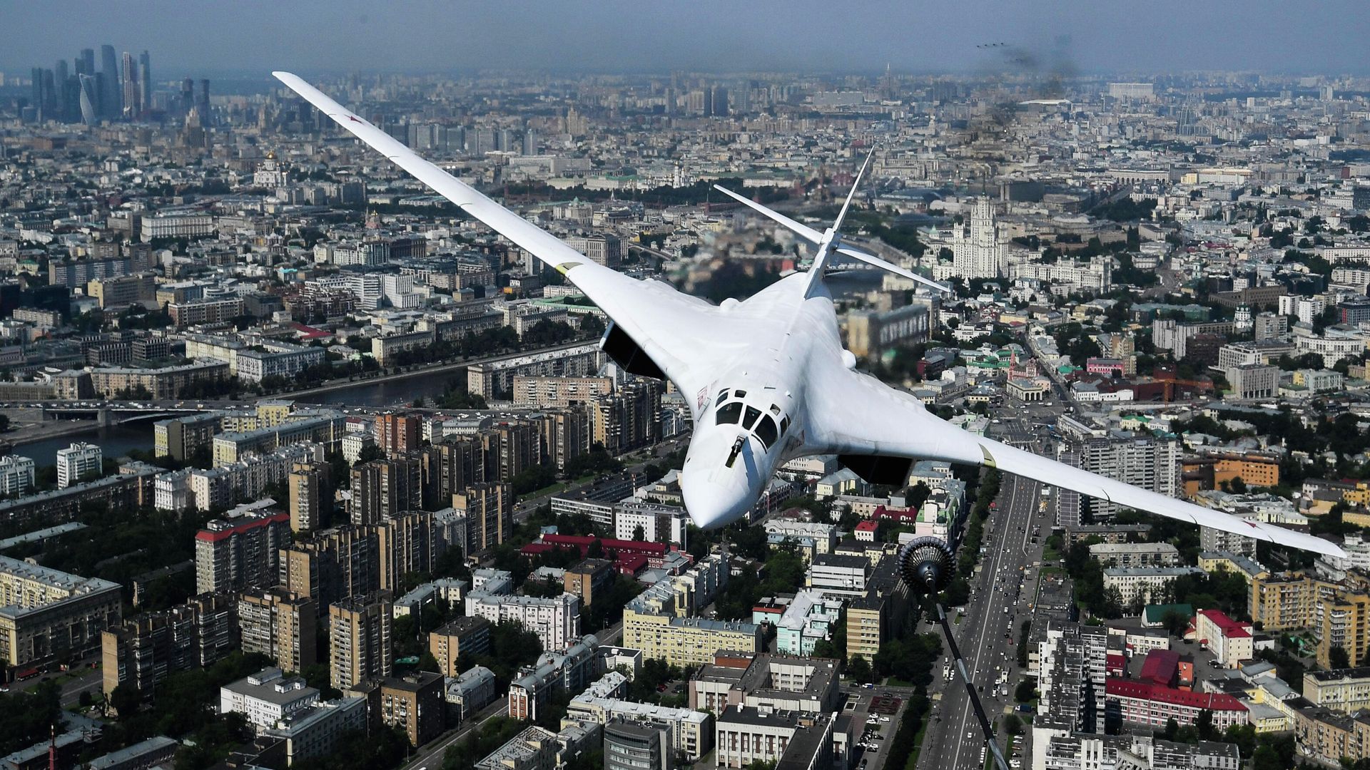 Стратегический бомбардировщик-ракетоносец Ту-160 во время генеральной репетиции воздушной части парада в Москве Стратегический бомбардировщик-ракетоносец Ту-160 во время генеральной репетиции воздушной части парада в Москве - РИА Новости, 1920, 19.09.2020