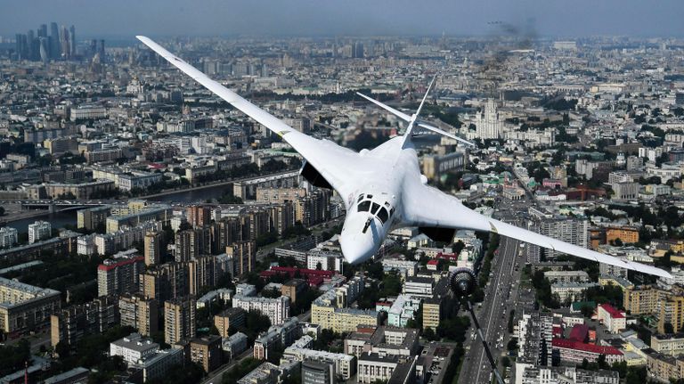 Стратегический бомбардировщик-ракетоносец Ту-160 во время генеральной репетиции воздушной части парада в Москве Стратегический бомбардировщик-ракетоносец Ту-160 во время генеральной репетиции воздушной части парада в Москве