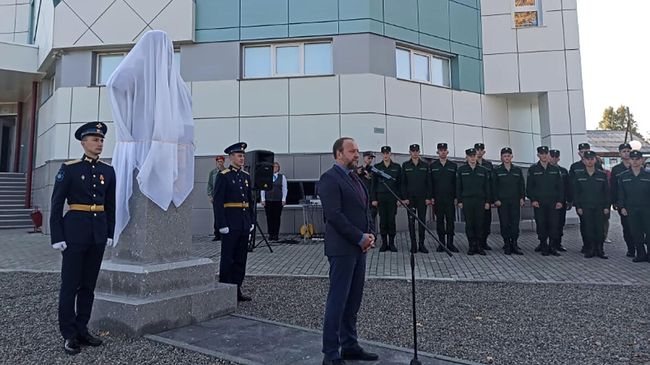 Церемония открытия бюста второго космонавта планеты Германа Титова селе Полковниково Алтайского края