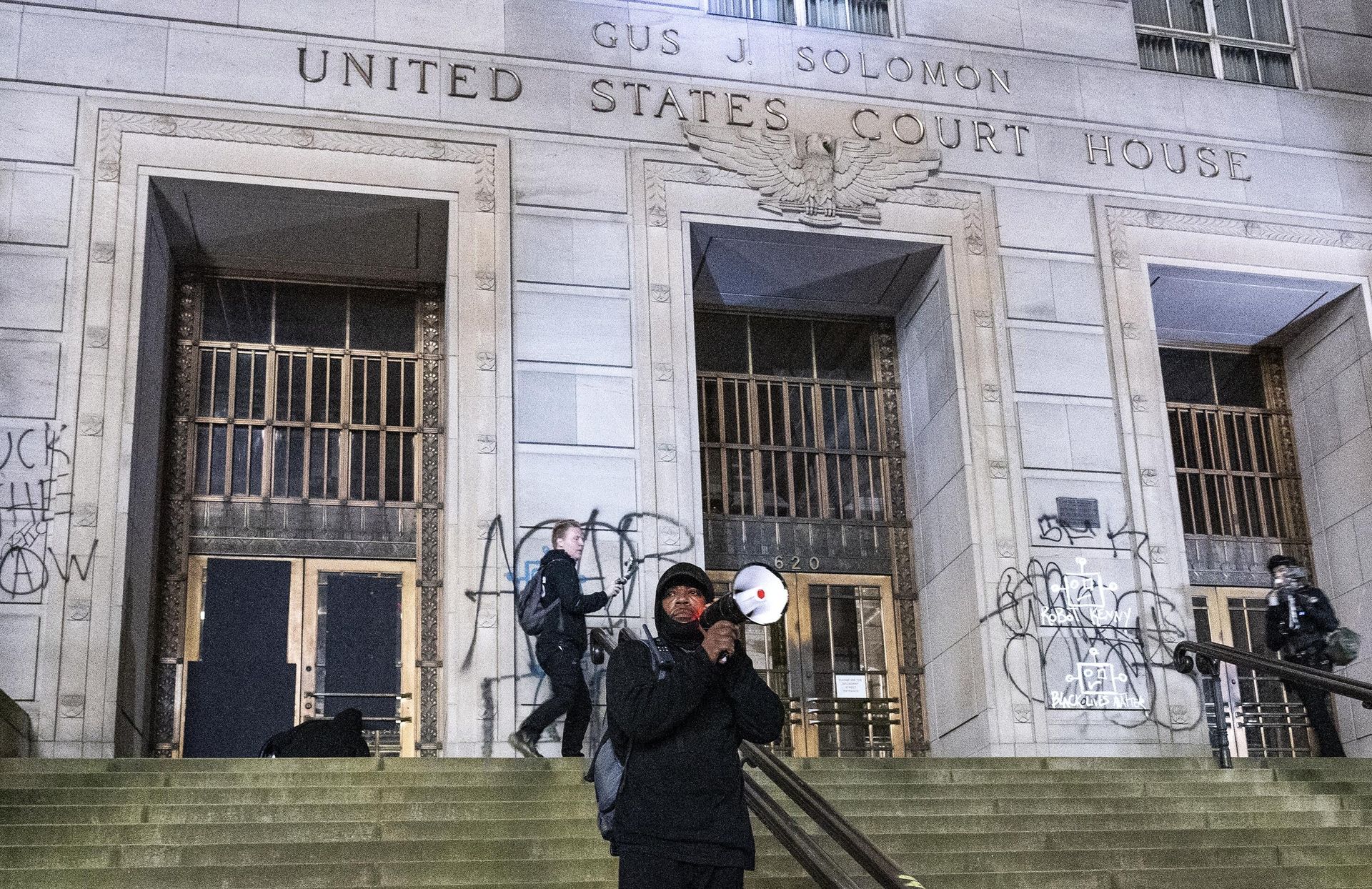 Участники акции протеста у здания суда в Портленде Участники акции протеста у здания суда в Портленде - РИА Новости, 1920, 22.10.2021