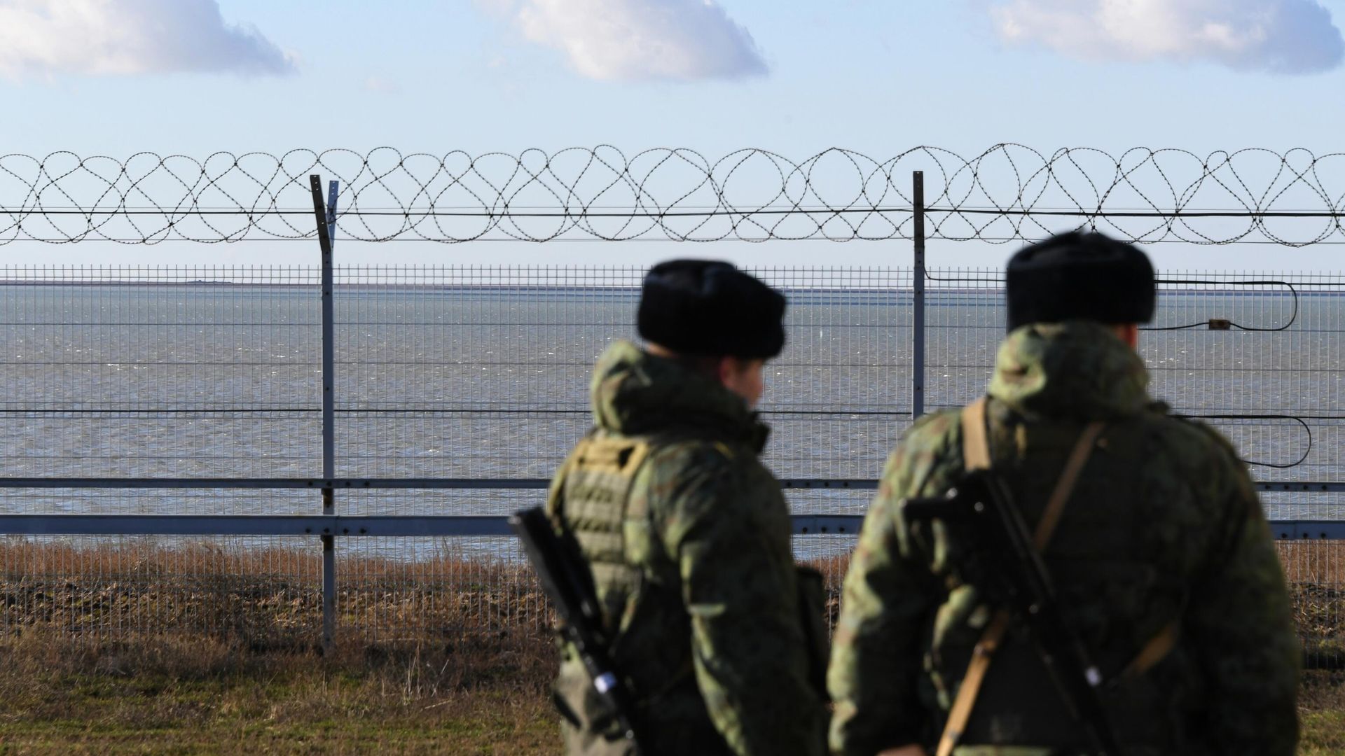 Российские пограничники у заграждения Российские пограничники у заграждения - РИА Новости, 1920, 06.12.2023