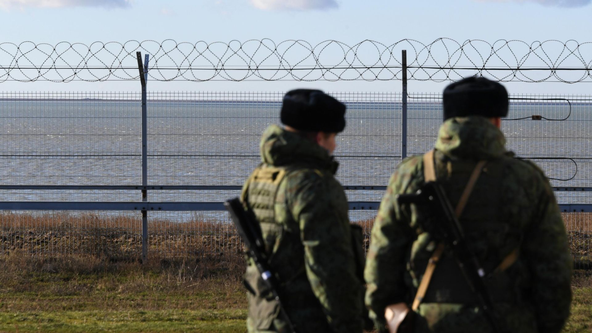 Российские пограничники у заграждения Российские пограничники у заграждения - РИА Новости, 1920, 20.12.2020