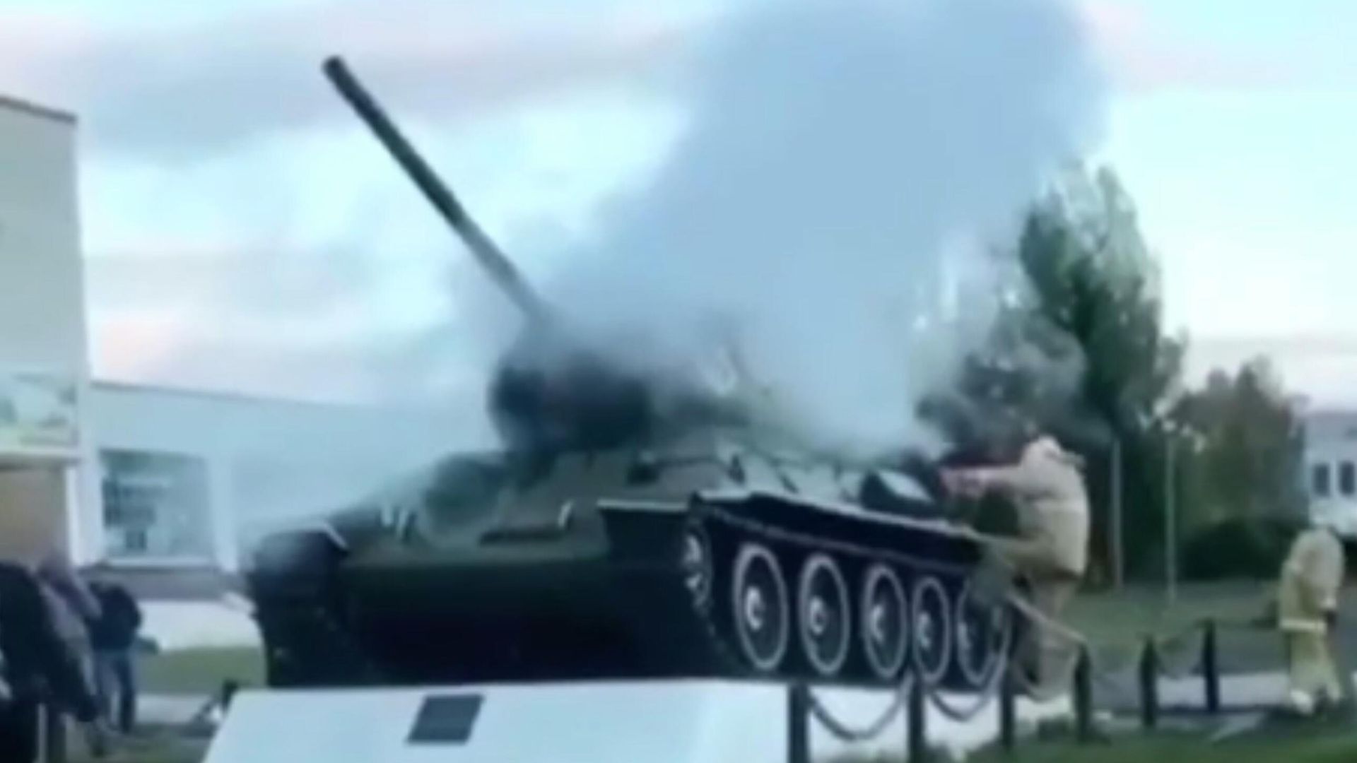 Танк, установленный в память об участниках Великой Отечественной войны, в поселке Новосмолинский. Стоп-кадр видео очевидца Танк, установленный в память об участниках Великой Отечественной войны, в поселке Новосмолинский. Стоп-кадр видео очевидца - РИА Новости, 1920, 20.09.2020