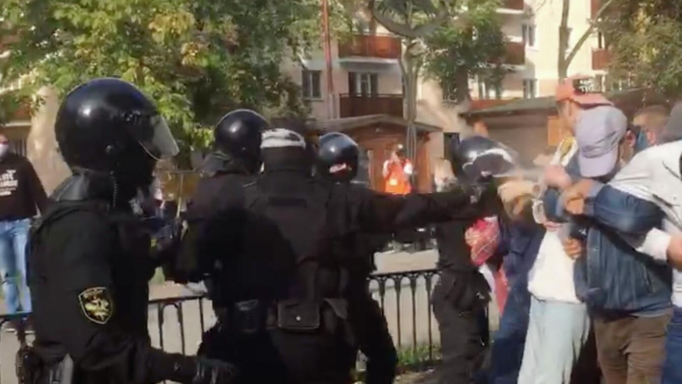 Милиция распылила слезоточивый газ на протестах в Бресте Милиция распылила слезоточивый газ на протестах в Бресте - РИА Новости, 1920, 20.09.2020