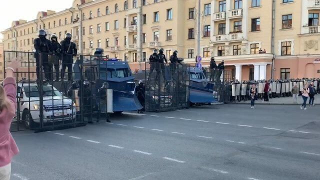 Силовики вытесняют протестующих в центре Минска Силовики вытесняют протестующих в центре Минска - РИА Новости, 1920, 20.09.2020
