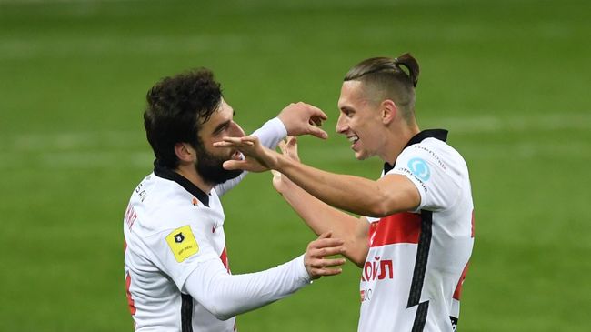 Игроки ФК Спартак Георгий Джикия (слева) и Илья Кутепов