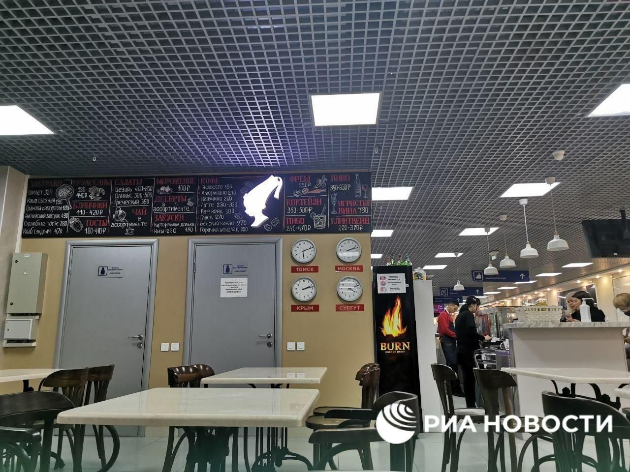 Кофейня в аэропорту Томска, где пил чай Алексей Навальный Кофейня в аэропорту Томска, где пил чай Алексей Навальный - РИА Новости, 1920, 21.09.2020