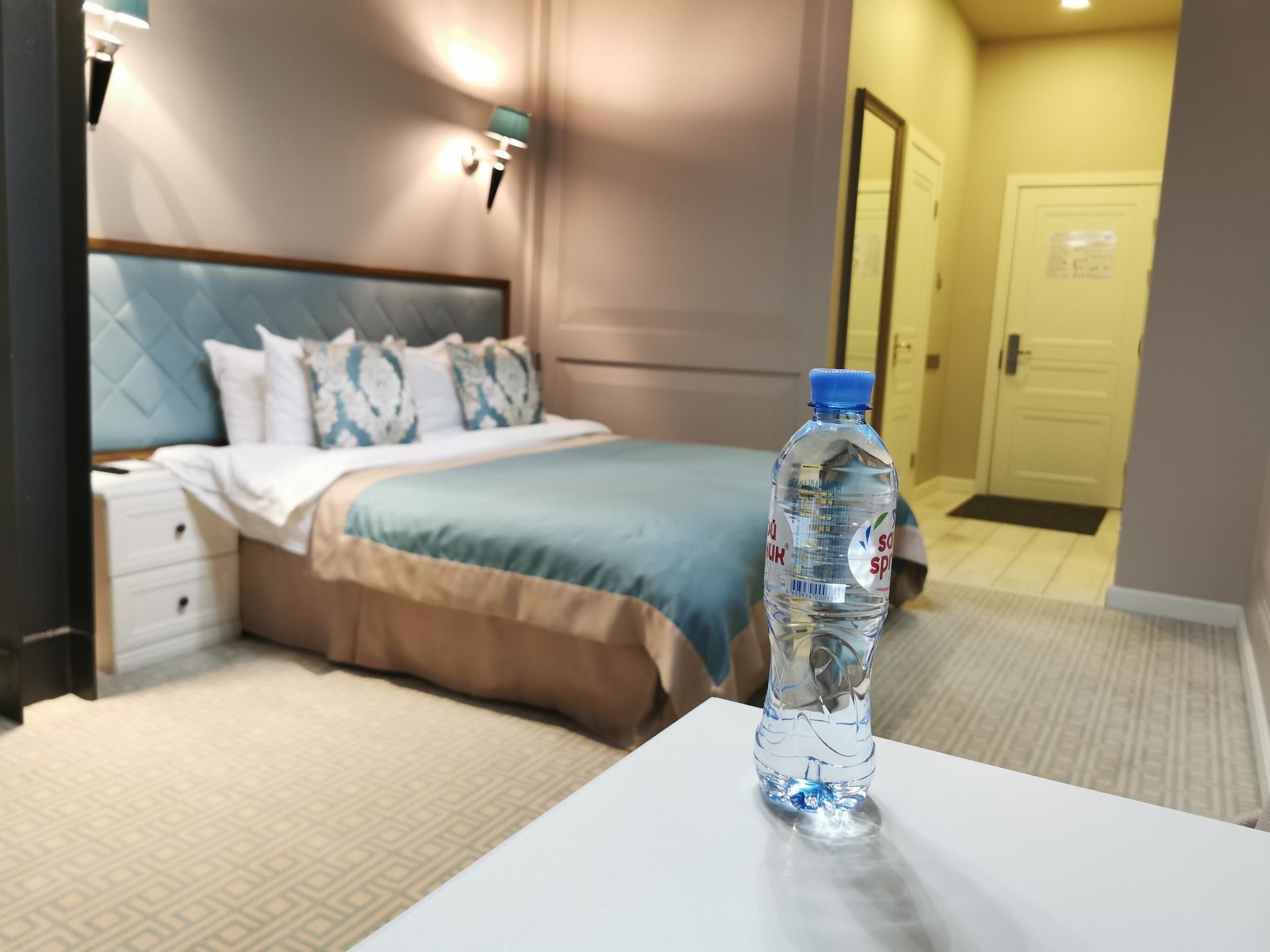 Бутылка воды на столике в номере 239 гостиницы Xander Hotel в Томске Бутылка воды на столике в номере 239 гостиницы Xander Hotel в Томске - РИА Новости, 1920, 21.09.2020