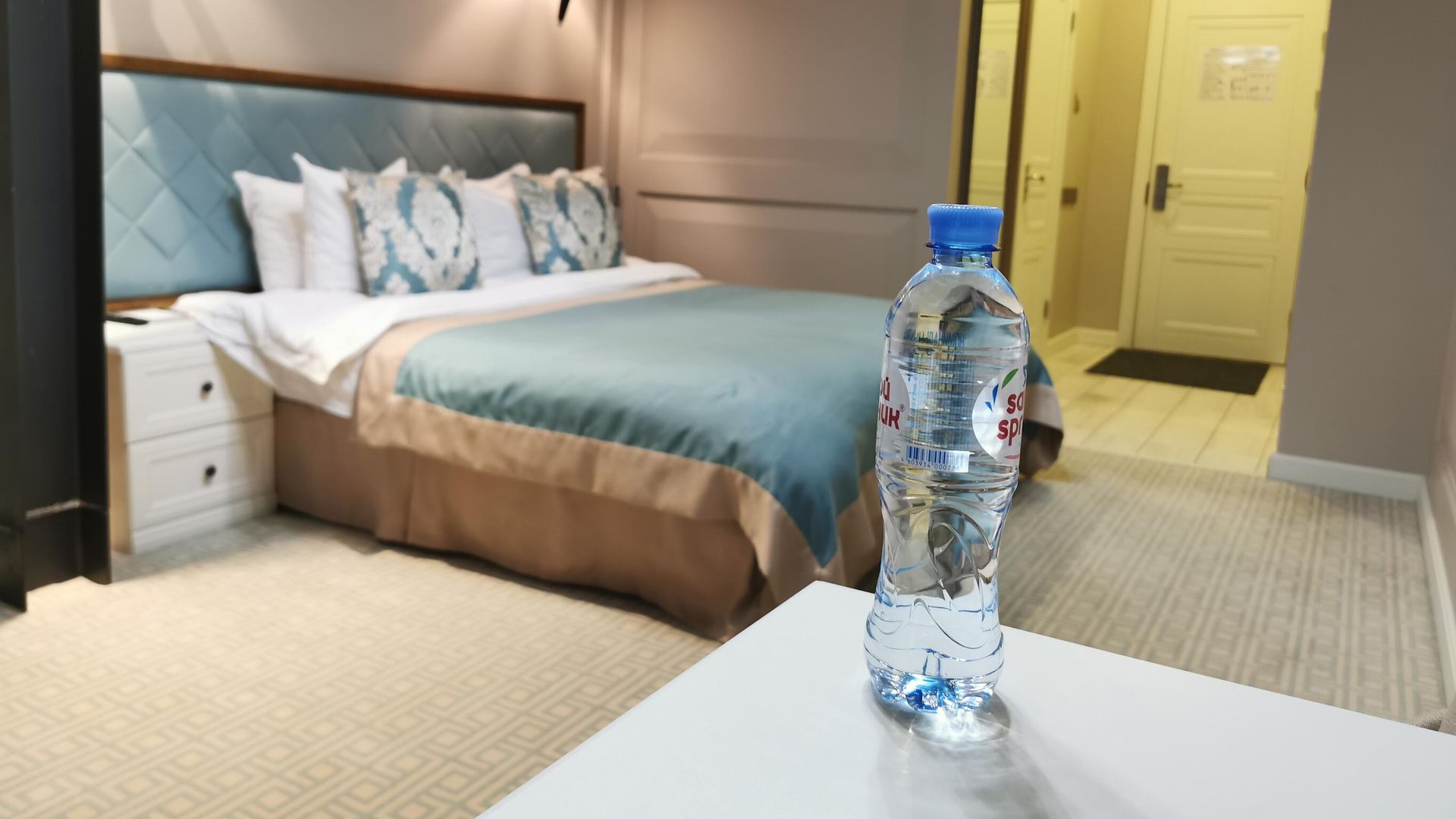 Бутылка воды на столике в номере 239 гостиницы Xander Hotel в Томске Бутылка воды на столике в номере 239 гостиницы Xander Hotel в Томске - РИА Новости, 1920, 21.09.2020