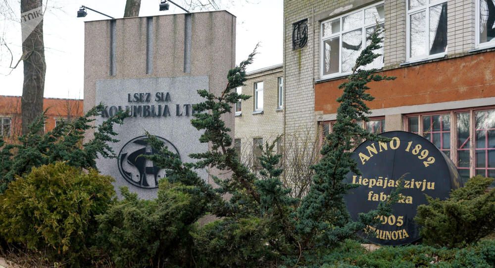 Памятник консервам на территории рыбоконсервного завода Kolumbija Ltd в Лиепае Памятник консервам на территории рыбоконсервного завода Kolumbija Ltd в Лиепае - РИА Новости, 1920, 21.09.2020