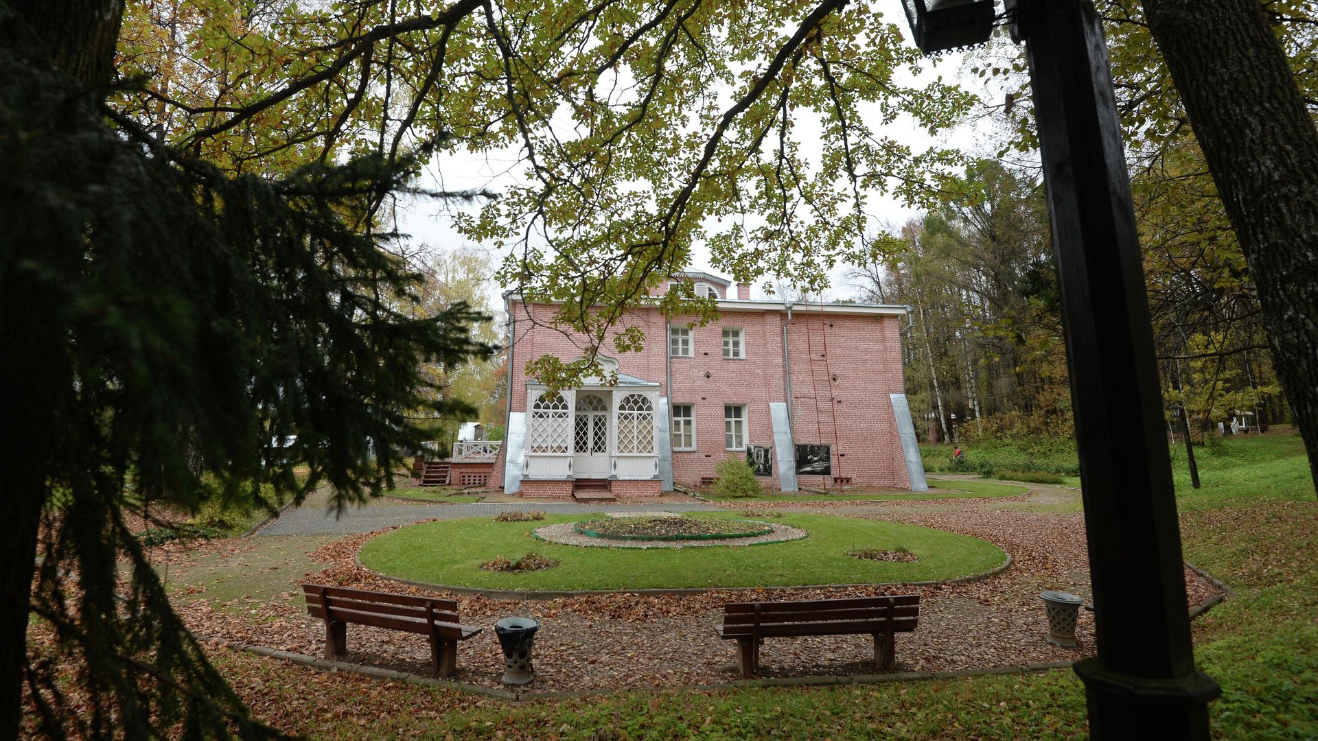Вид на главный усадебный дом в музее - усадьбе Мураново имени Ф.И. Тютчева Вид на главный усадебный дом в музее - усадьбе Мураново имени Ф.И. Тютчева - РИА Новости, 1920, 21.09.2020