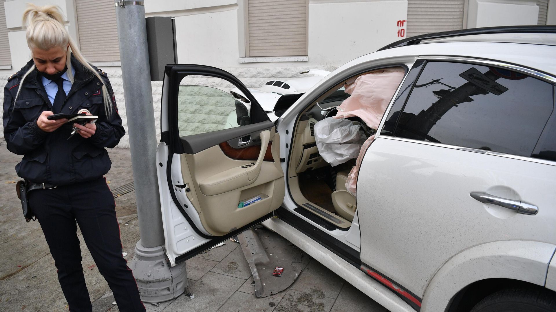Сотрудник правоохранительных органов возле автомобиля Infiniti, пострадавшего в ДТП в центре Москвы Сотрудник правоохранительных органов возле автомобиля Infiniti, пострадавшего в ДТП в центре Москвы - РИА Новости, 1920, 05.11.2020