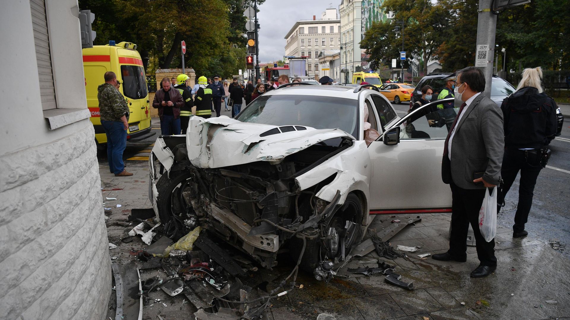 Автомобиль Infiniti, пострадавший в ДТП в центре Москвы Автомобиль Infiniti, пострадавший в ДТП в центре Москвы - РИА Новости, 1920, 23.09.2020