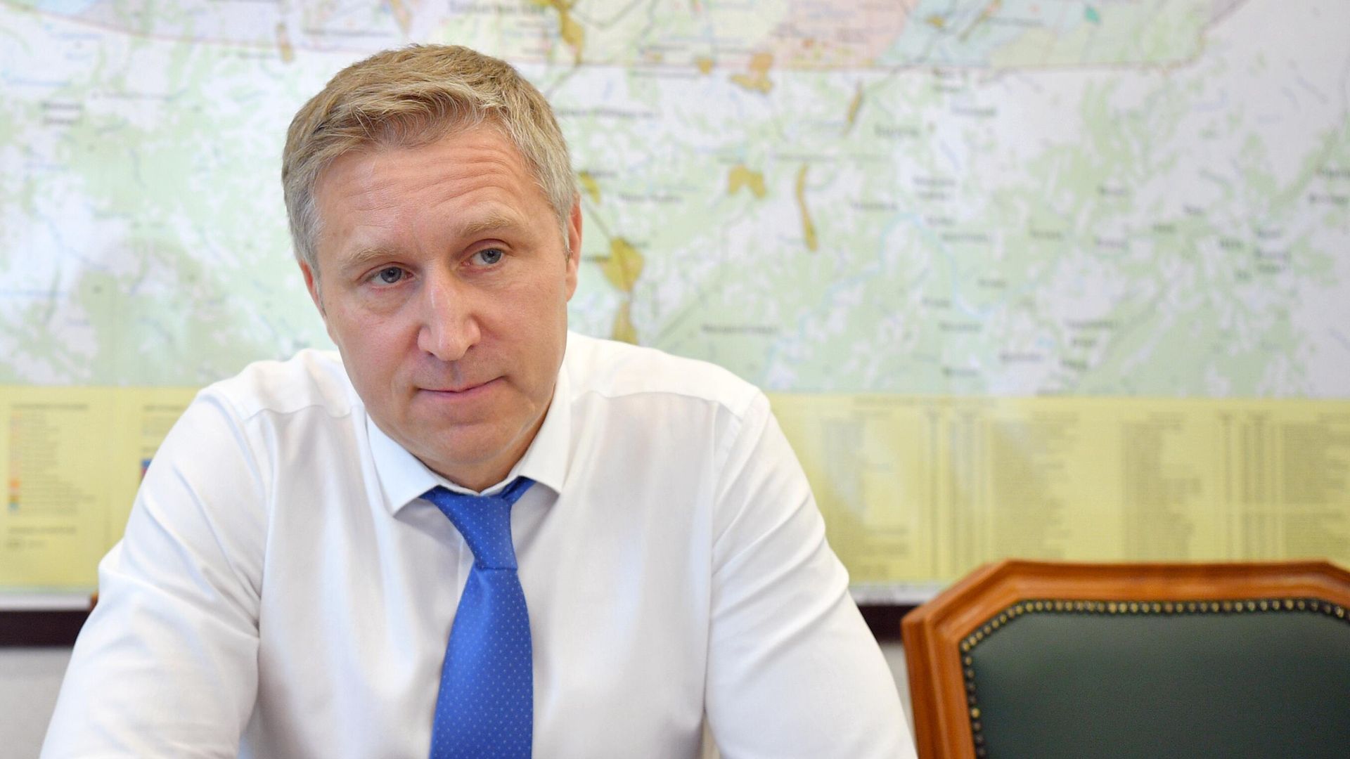 Губернатор Ненецкого автономного округа Юрий Бездудный во время интервью в рабочем кабинете Губернатор Ненецкого автономного округа Юрий Бездудный во время интервью в рабочем кабинете - РИА Новости, 1920, 10.01.2021