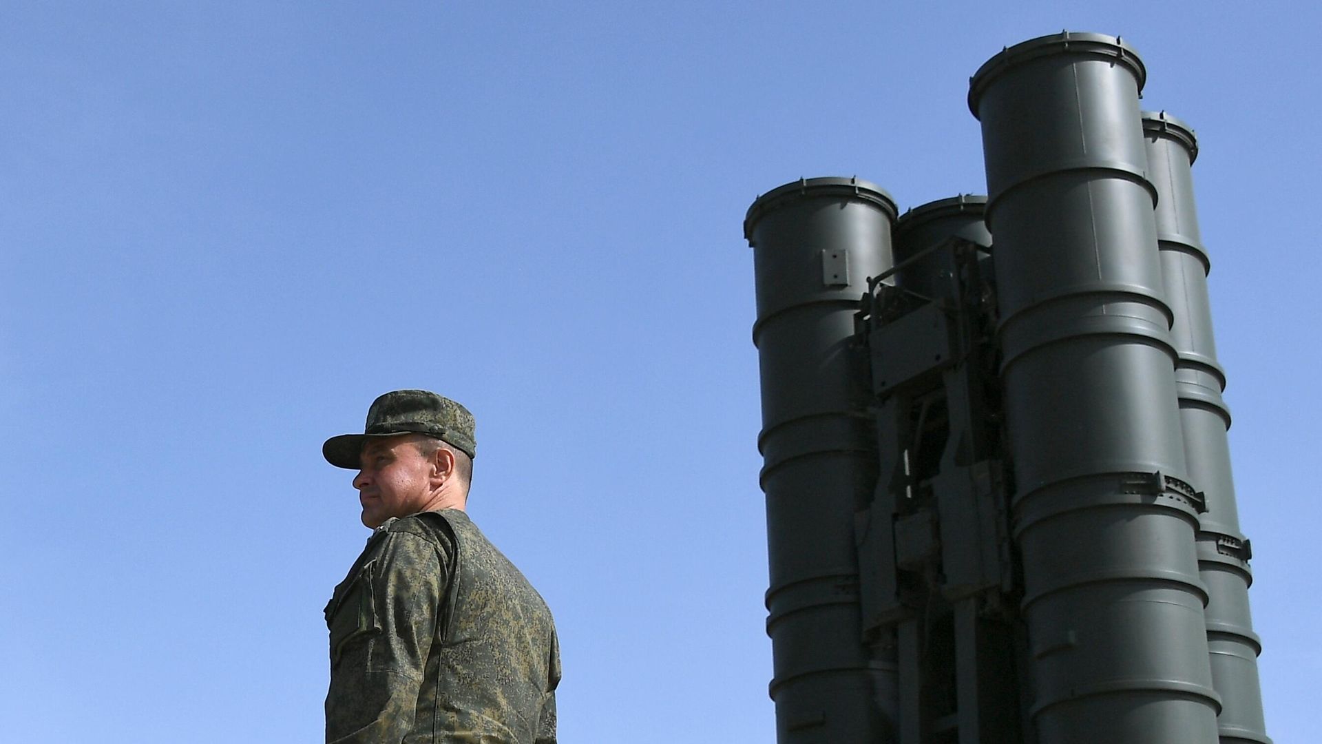 Военнослужащий у пусковой установки зенитно-ракетного комплекса С-400 Триумф Военнослужащий у пусковой установки зенитно-ракетного комплекса С-400 Триумф - РИА Новости, 1920, 29.04.2021