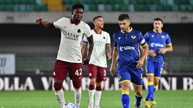 AS Roma's Guinean midfielder Amadou Diawara (L) controls the ball during the Italian Serie A football match Hellas Verona vs As Roma on September 19, 2020 at Marcantonio Bentegodi stadium in Verona. - Roma’s match against Hellas Verona ended 0-0, but since Diawara, 23, was added by mistake by Roma in their under-22 list, the club could be assigned a 3-0 loss to Verona. (Photo by Alberto PIZZOLI / AFP) AS Roma's Guinean midfielder Amadou Diawara (L) controls the ball during the Italian Serie A football match Hellas Verona vs As Roma on September 19, 2020 at Marcantonio Bentegodi stadium in Verona. - Roma’s match against Hellas Verona ended 0-0, but since Diawara, 23, was added by mistake by Roma in their under-22 list, the club could be assigned a 3-0 loss to Verona. (Photo by Alberto PIZZOLI / AFP)