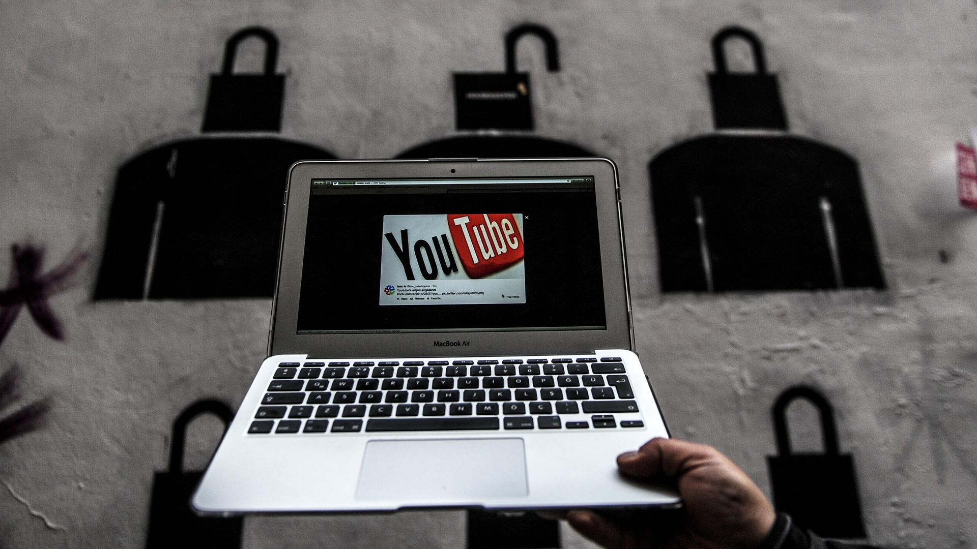 Логотип Youtube на экране ноутбука - РИА Новости, 1920, 23.09.2020