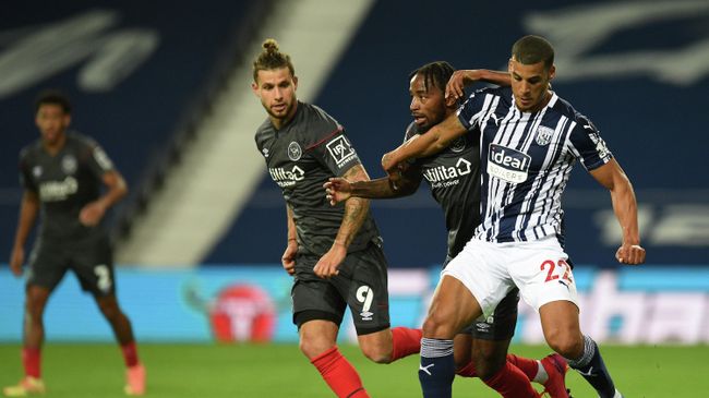 West Bromwich Albion's English defender Lee Peltier (R) holds off a challenge from Brentford's midfielder Tarique Fosu (2nd R) during the English League Cup third round football match between West Bromwich Albion and Brentford at The Hawthorns stadium in West Bromwich, central England, on September 22, 2020. (Photo by Oli SCARFF / POOL / AFP) / RESTRICTED TO EDITORIAL USE. No use with unauthorized audio, video, data, fixture lists, club/league logos or 'live' services. Online in-match use limited to 120 images. An additional 40 images may be used in extra time. No video emulation. Social media in-match use limited to 120 images. An additional 40 images may be used in extra time. No use in betting publications, games or single club/league/player publications. / 