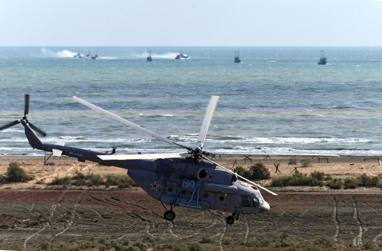 Вертолет Ми-8 во время командно-штабных учений Кавказ-2020 на полигоне Турали в республике Дагестан Вертолет Ми-8 во время командно-штабных учений Кавказ-2020 на полигоне Турали в республике Дагестан