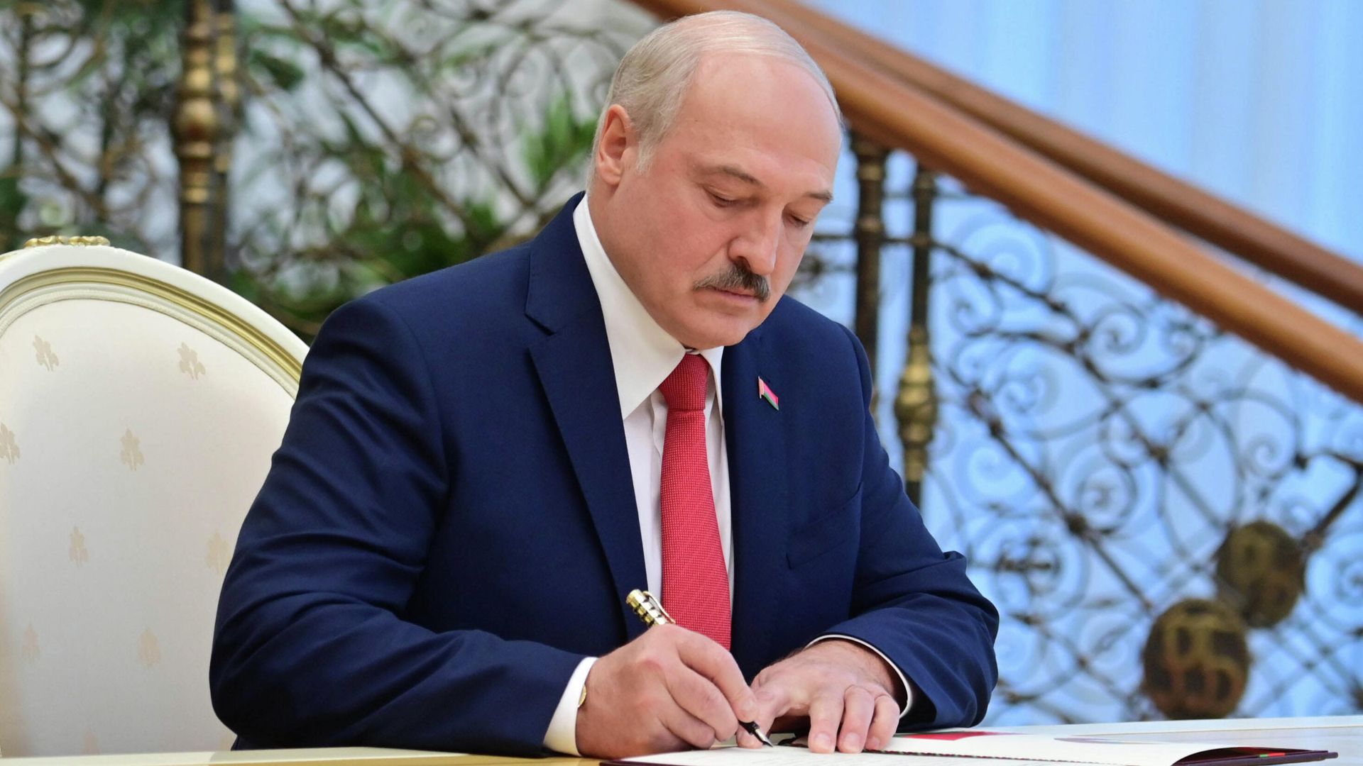 Президент Белоруссии Александр Лукашенко на церемонии инаугурации в Минске Президент Белоруссии Александр Лукашенко на церемонии инаугурации в Минске - РИА Новости, 1920, 24.09.2020