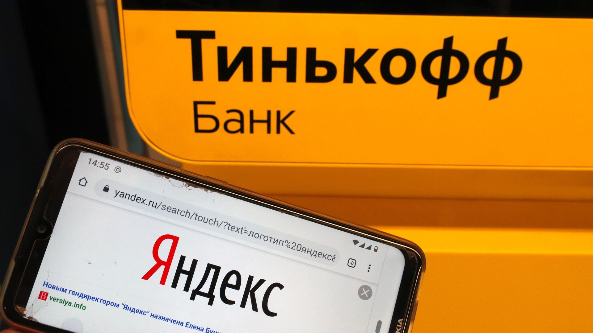 Мобильный телефон и платежный терминал Тинькофф Мобильный телефон и платежный терминал Тинькофф - РИА Новости, 1920, 16.10.2020
