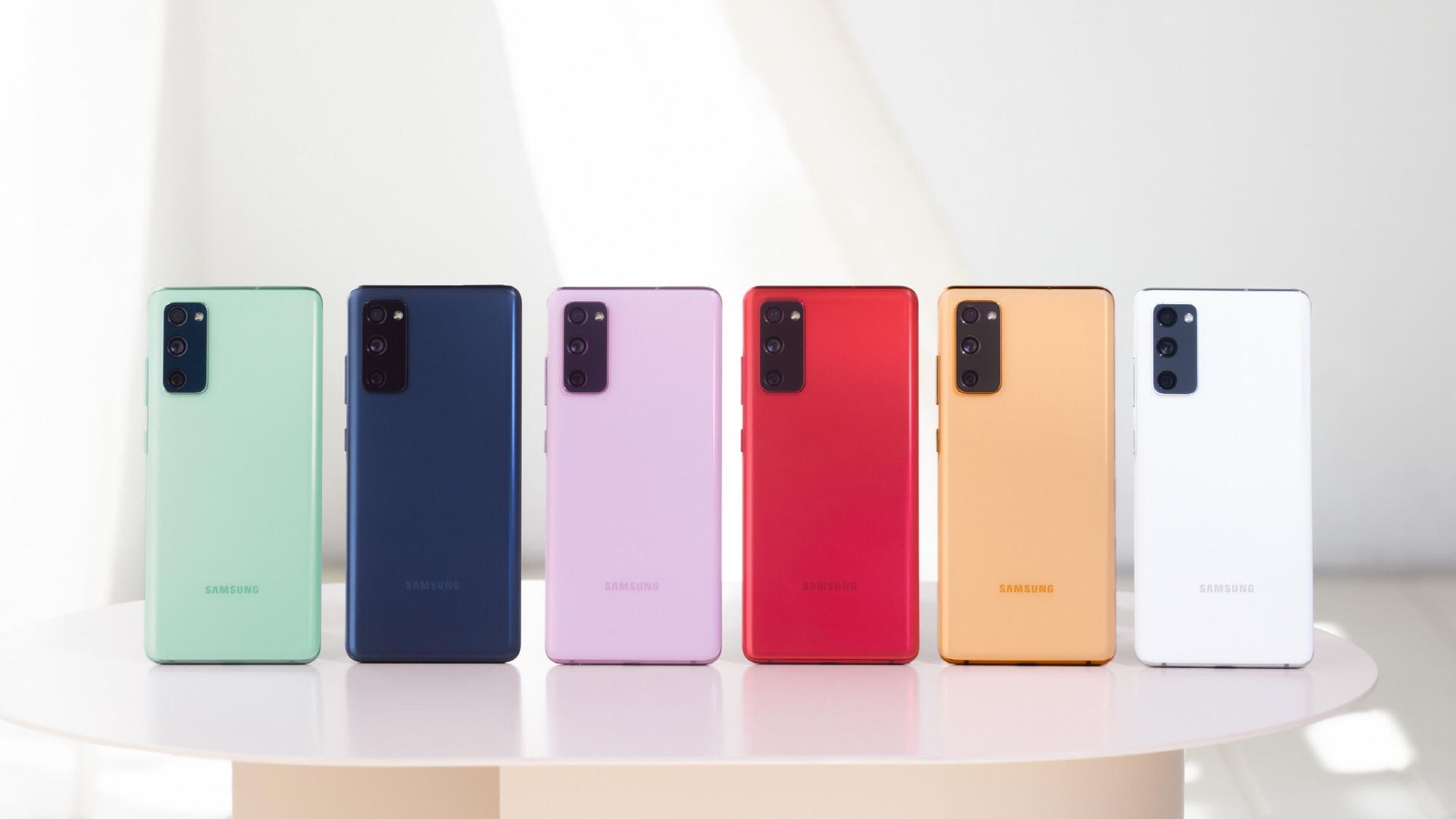Samsung Galaxy S20 FE Samsung Galaxy S20 FE - РИА Новости, 1920, 23.09.2020