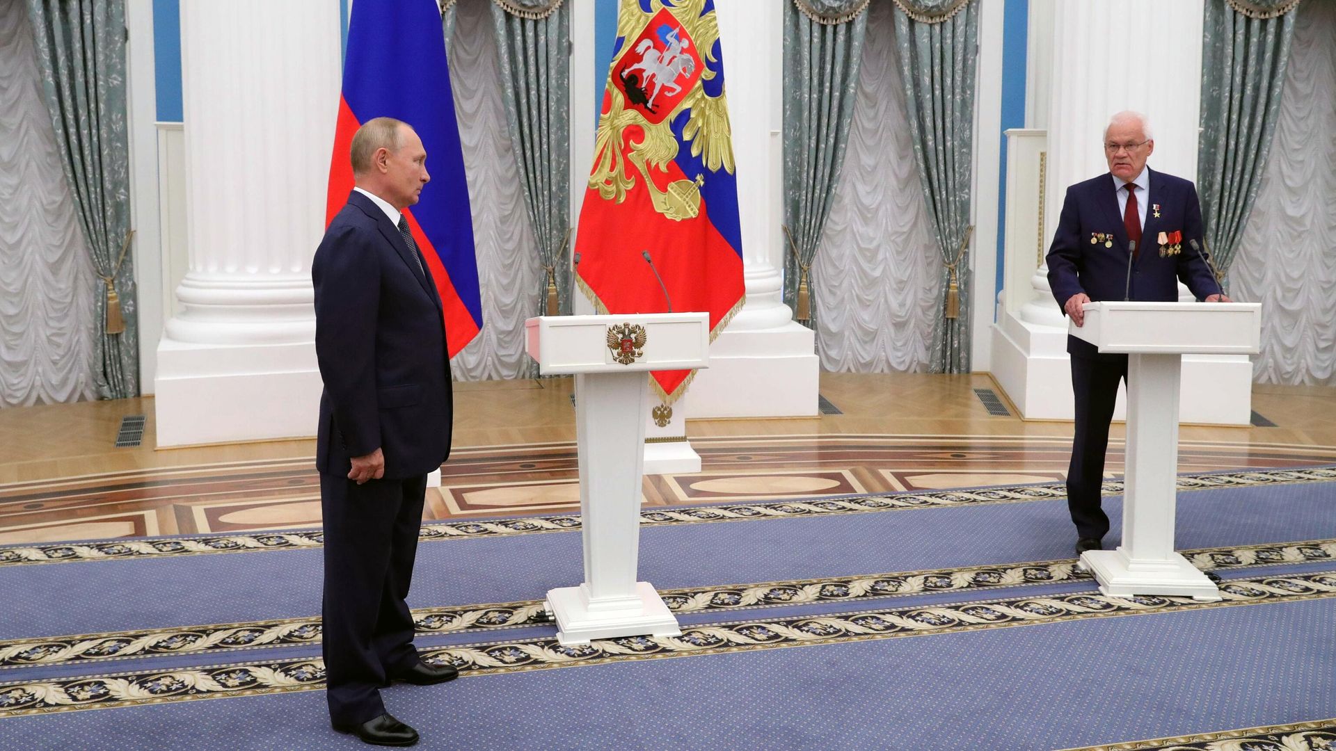 Президент РФ Владимир Путин и научный руководитель Российского федерального ядерного центра Всероссийского научно-исследовательского института технической физики имени академика Е. И. Забабахина Георгий Рыкованов Президент РФ Владимир Путин и научный руководитель Российского федерального ядерного центра Всероссийского научно-исследовательского института технической физики имени академика Е. И. Забабахина Георгий Рыкованов - РИА Новости, 1920, 23.09.2020
