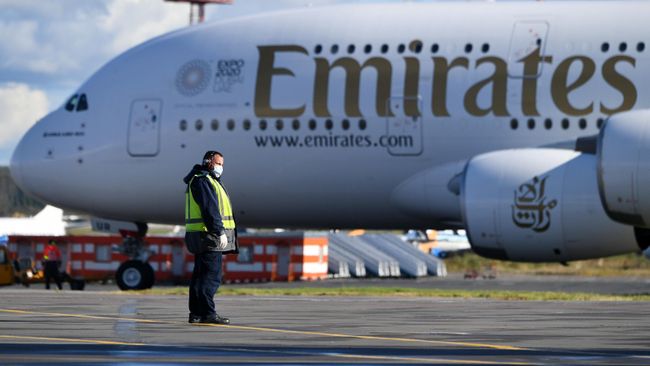 Сотрудник аэропорта около самолета Airbus A380 авиакомпании Emirates Airlines в аэропорту Домодедово