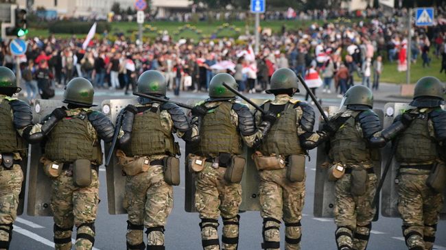 Сотрудники милиции и участники акции протеста в Минске