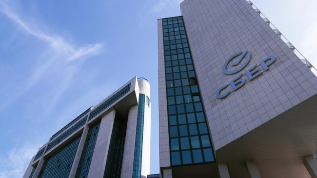 Логотип Сбербанка на здании центрального офиса в Москве