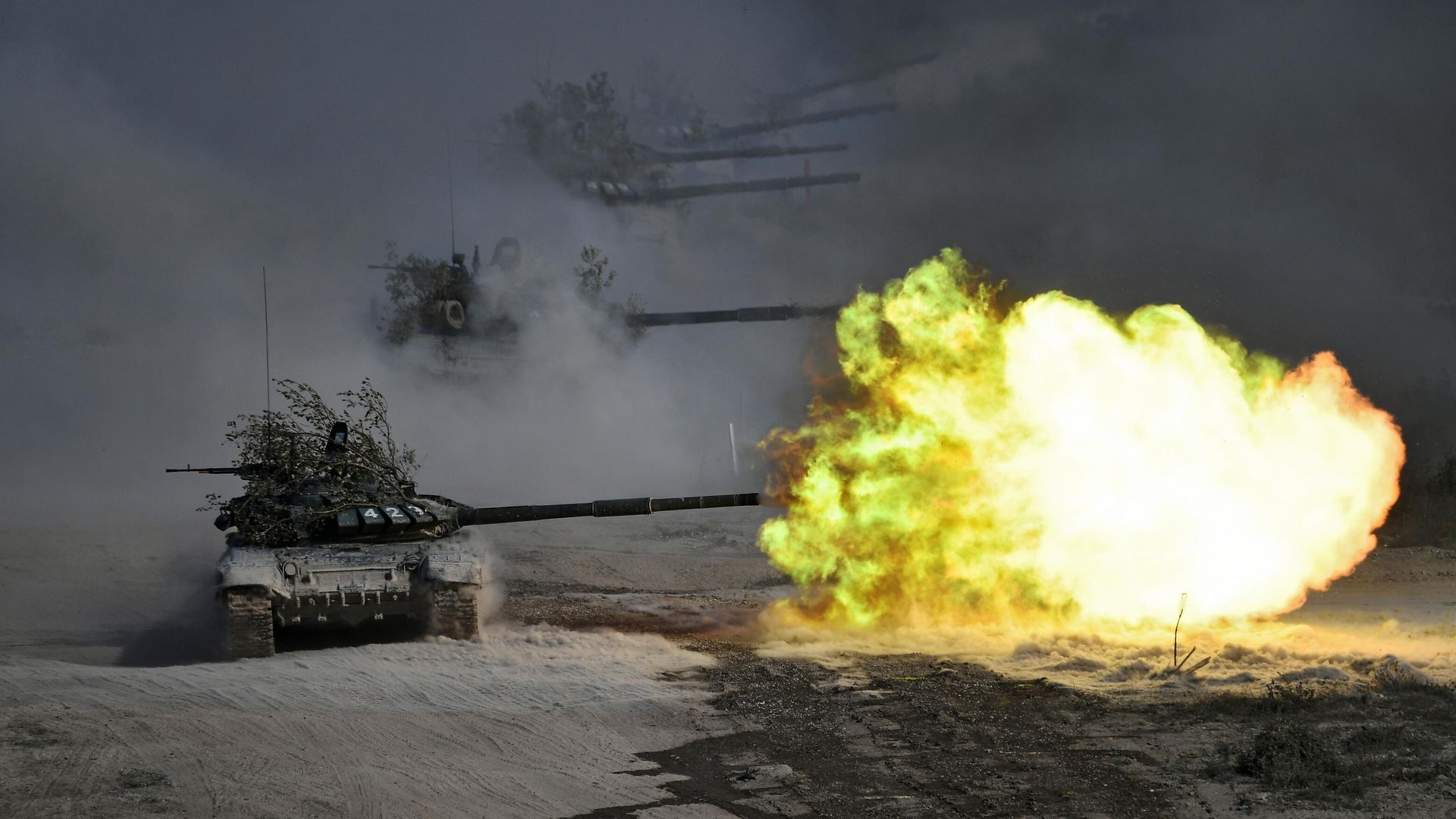 Танки Т-72 во время командно-штабных учений Кавказ-2020 на полигоне Раевский в Новороссийске - РИА Новости, 1920, 14.03.2021