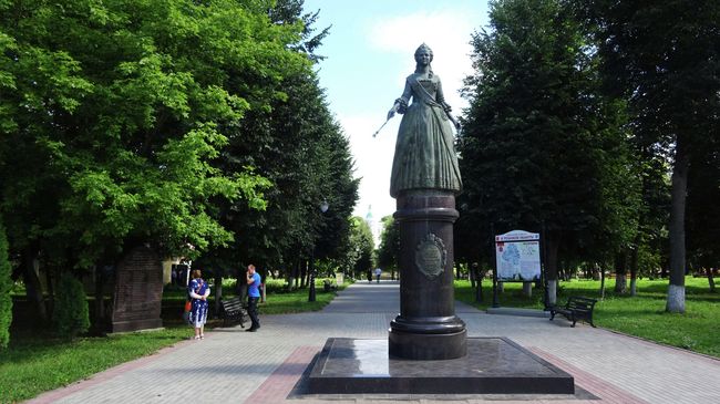 Городской сад. Памятник Екатерине II Городской сад. Памятник Екатерине II
