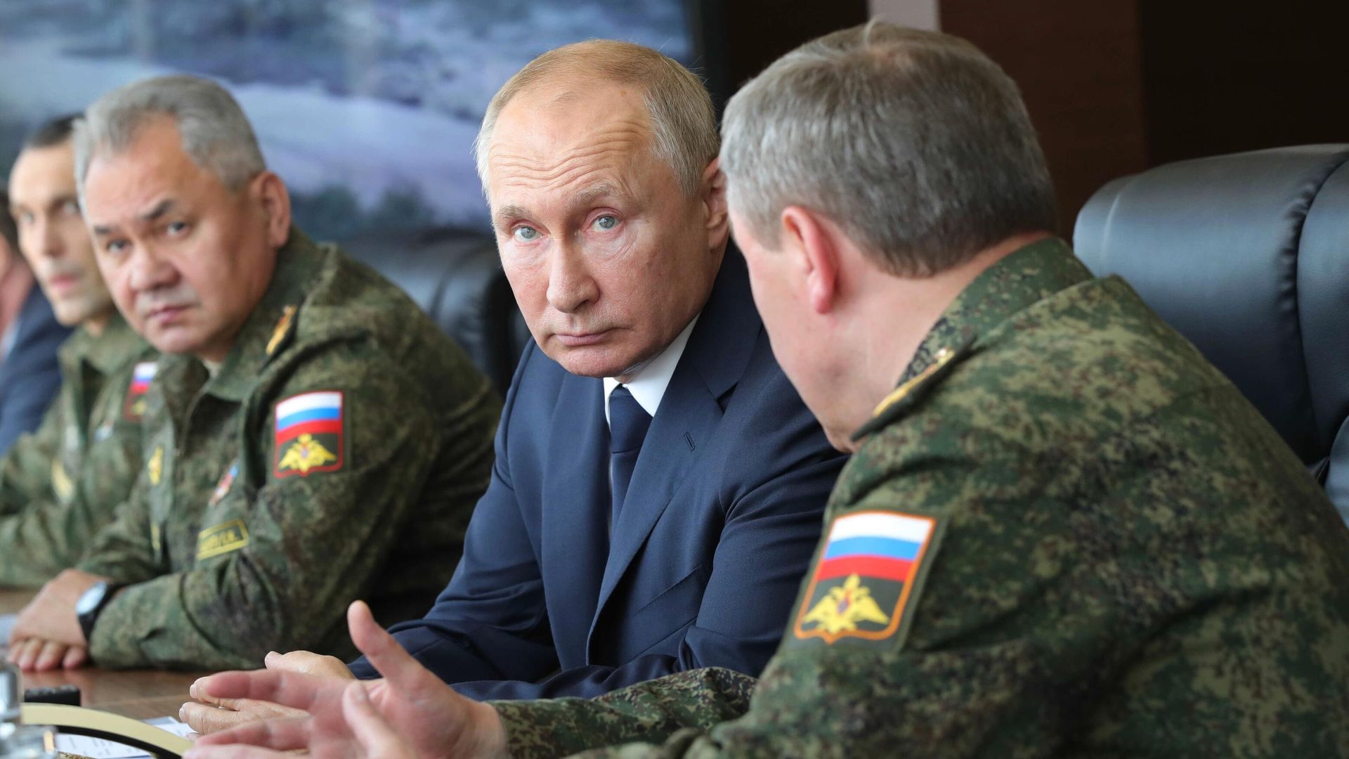 Президент РФ Владимир Путин во время посещения командно-штабных учений Кавказ-2020 на полигоне Капустин Яр Президент РФ Владимир Путин во время посещения командно-штабных учений Кавказ-2020 на полигоне Капустин Яр - РИА Новости, 1920, 25.09.2020